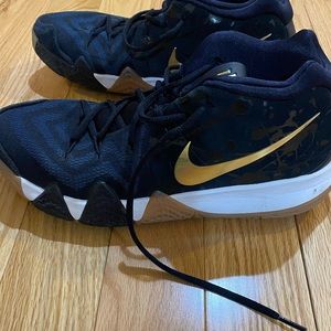 Nike Kyrie 4 EP basketball sneakers